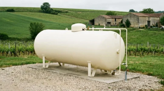 Citerne gaz propane professionnelle moderne sur site industriel, bien entretenue et sécurisée